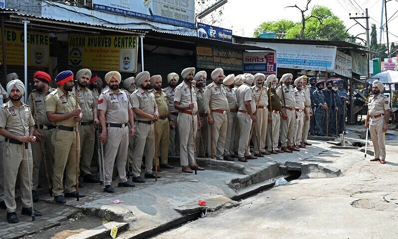 http://pakistanisinkuwait.com/images/5452-india-arrests-over-100-in-manhunt-f.jpg