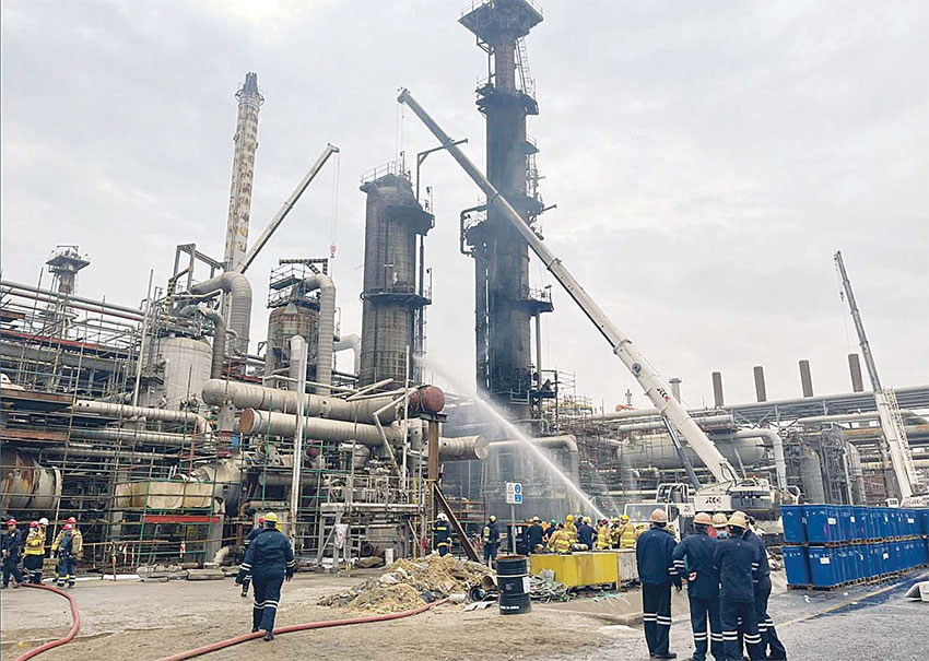 http://pakistanisinkuwait.com/images/ahmadi-refinery-fire.jpg