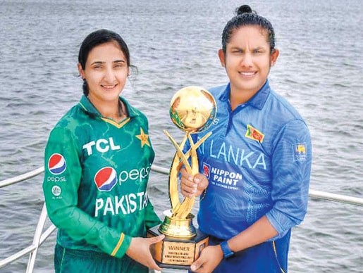 http://pakistanisinkuwait.com/images/pak-srilanka-women-cricket.jpg