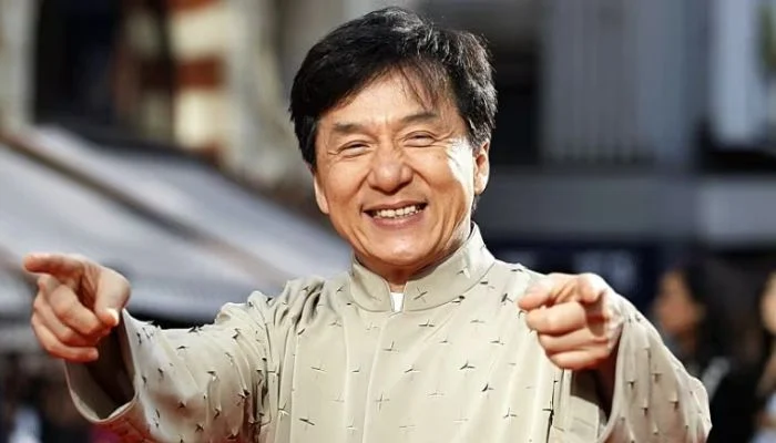 https://pakistanisinkuwait.com/images/8090-jackie-chan-reflects-on-fortune-of-.jpg
