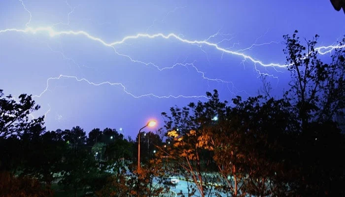https://pakistanisinkuwait.com/images/8164-how-to-stay-safe-from-lightning-str.jpg